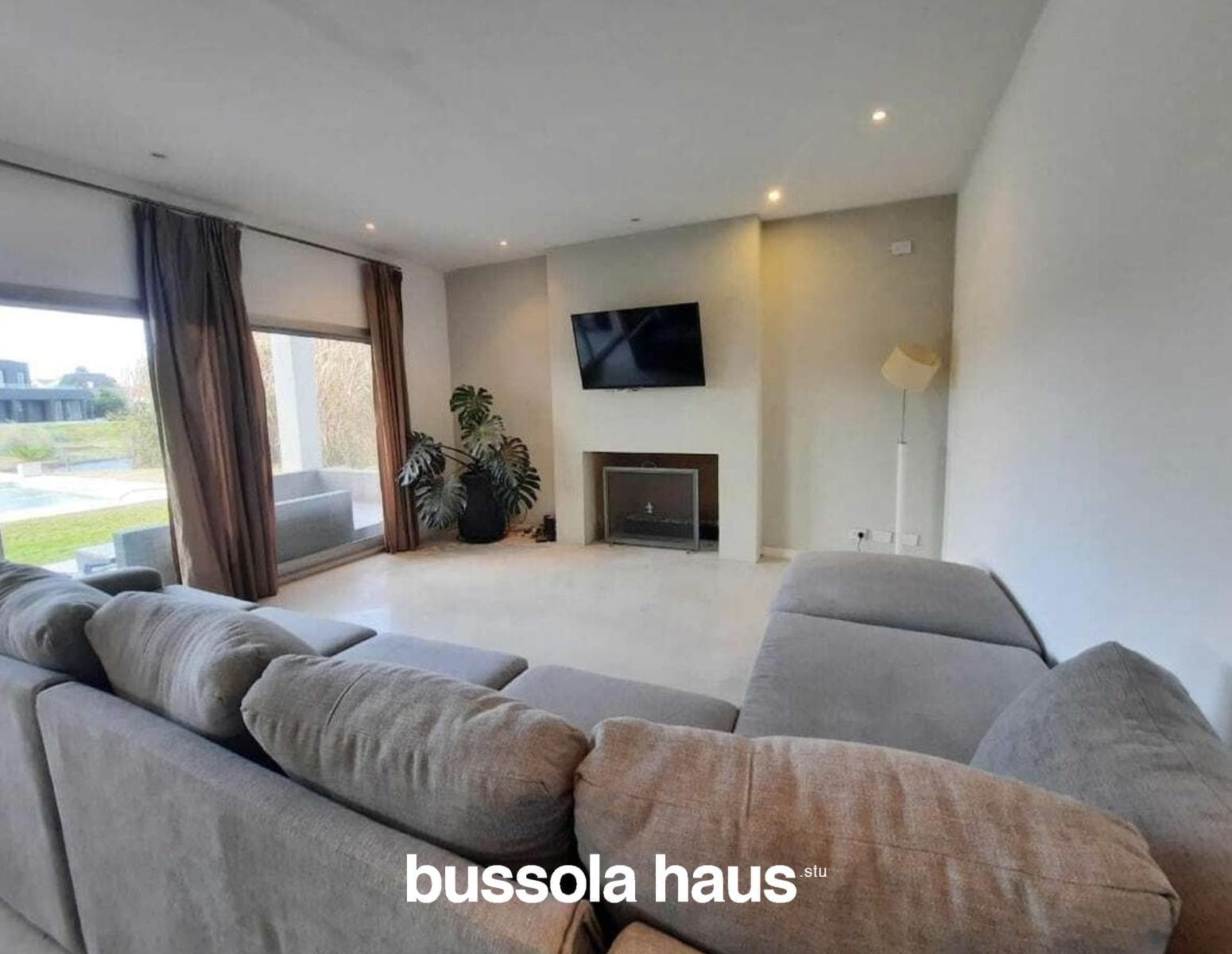 5-Bedroom Lakefront Home in Santa Clara Villanueva
