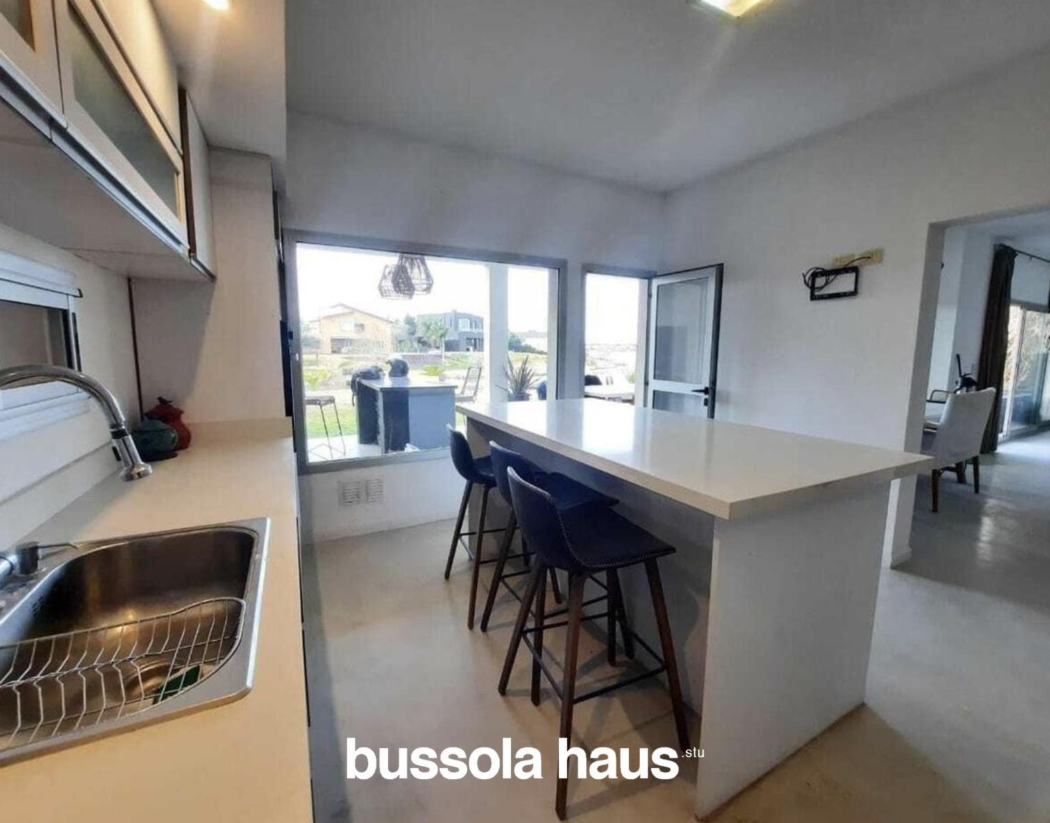 5-Bedroom Lakefront Home in Santa Clara Villanueva