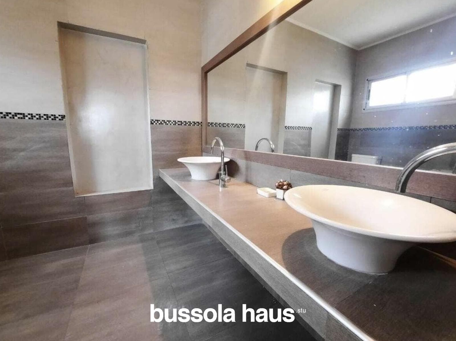 5-Bedroom Lakefront Home in Santa Clara Villanueva