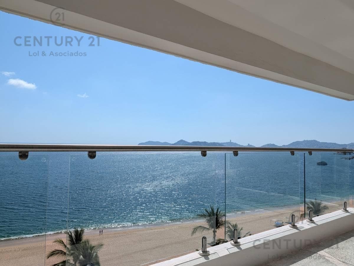 Beachfront apartment in Antibes with a terrace and beach access in Acapulco