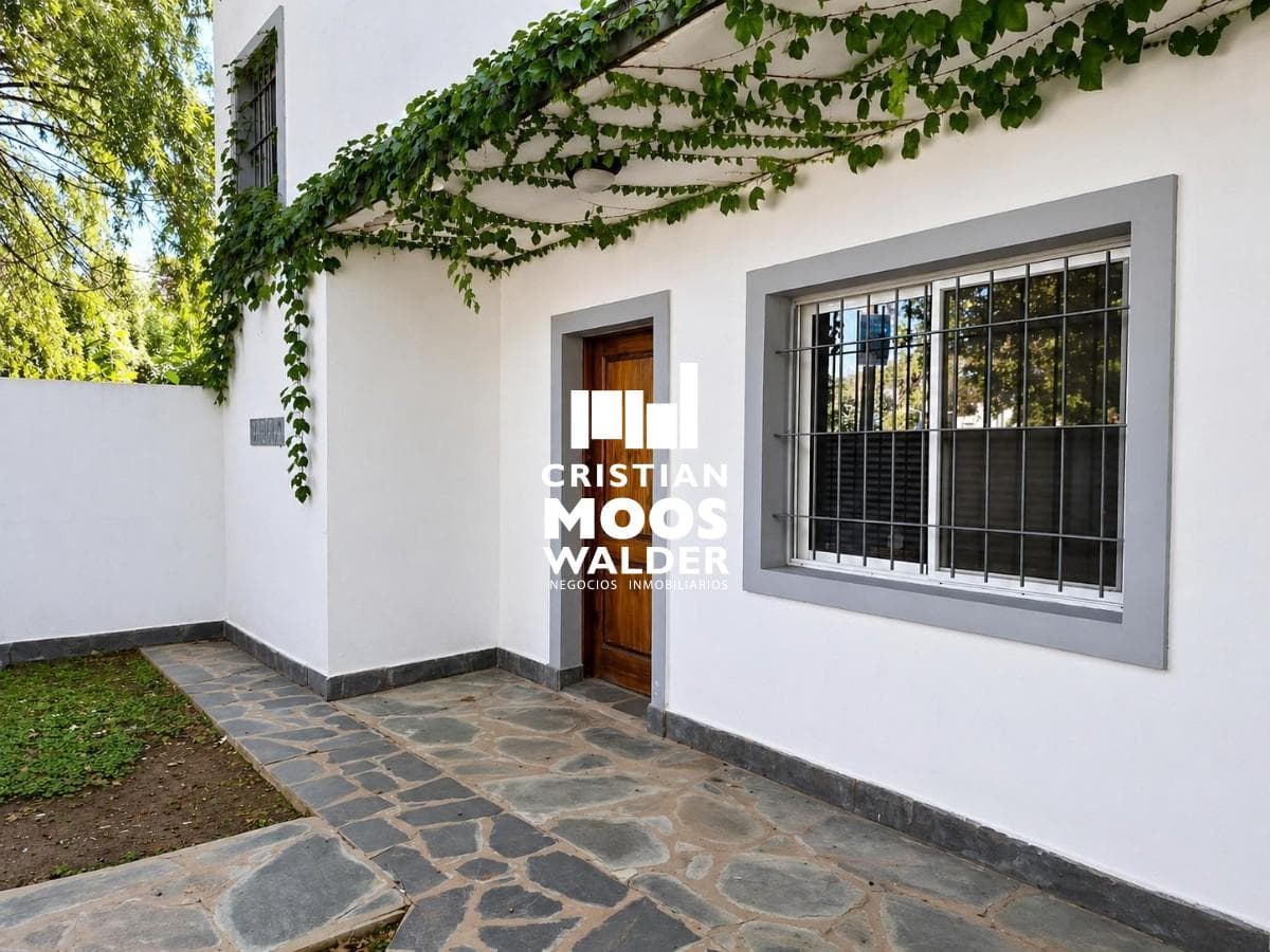 Four-room house in Los Robles del Monarca. Eligible for financing