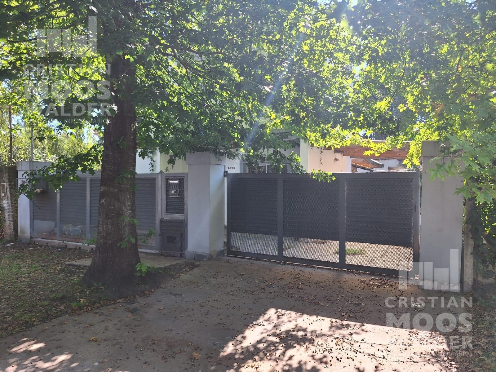 Four-room house in Los Robles del Monarca. Eligible for financing