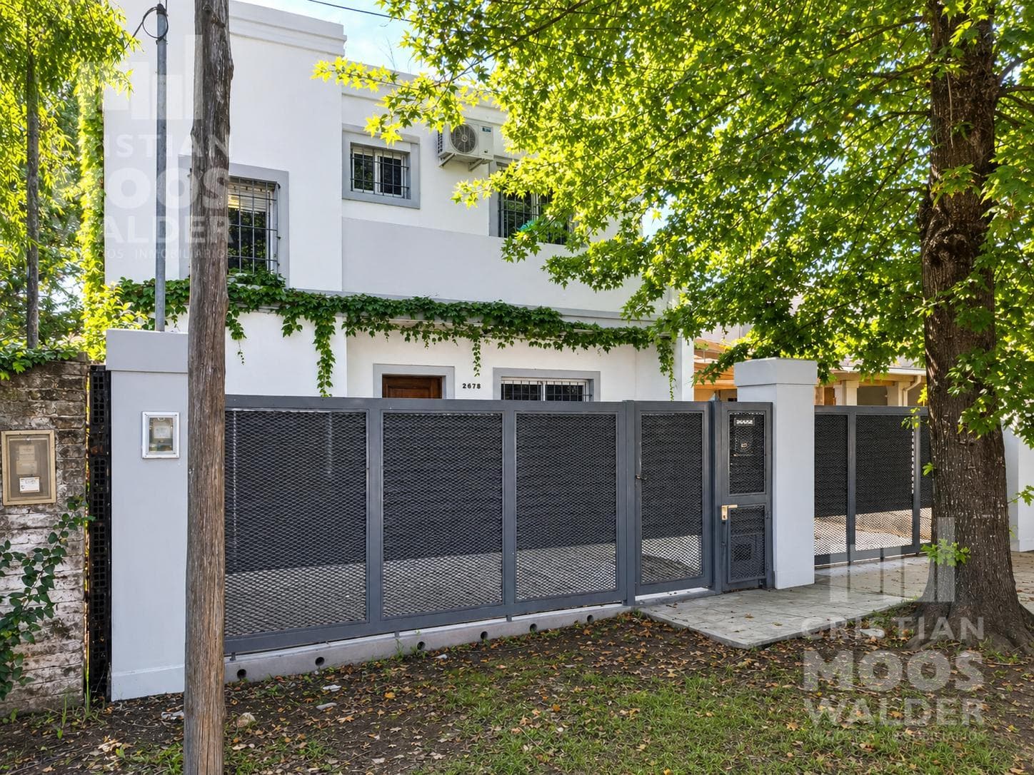 Four-room house in Los Robles del Monarca. Eligible for financing