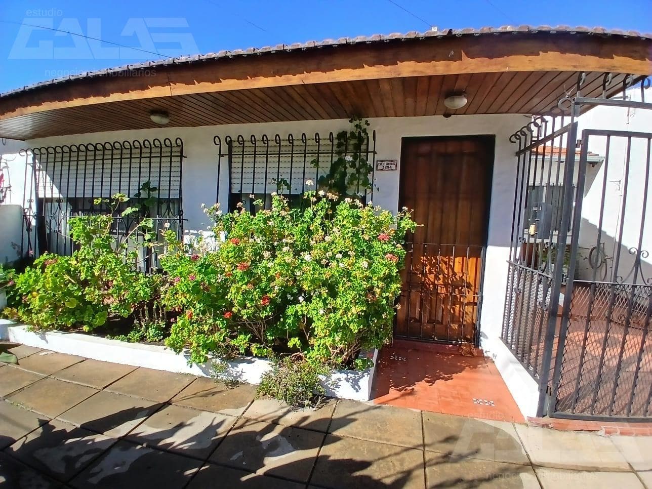 House for Sale in a 3-room apartment complex, with a balcony featuring a grill in Parque Sayago, Castelar Norte