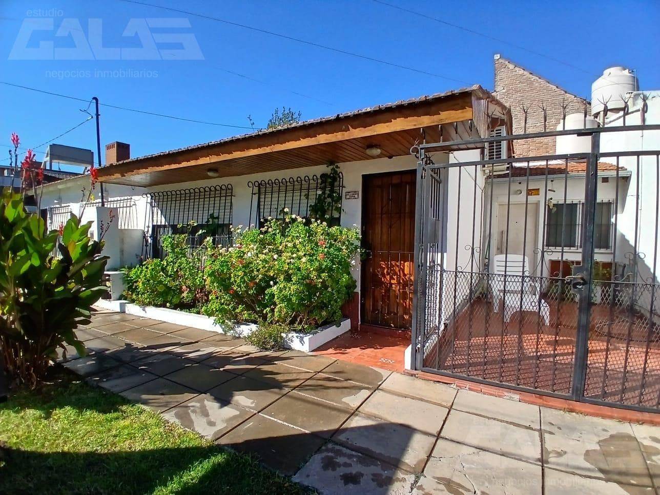 House for Sale in a 3-room apartment complex, with a balcony featuring a grill in Parque Sayago, Castelar Norte