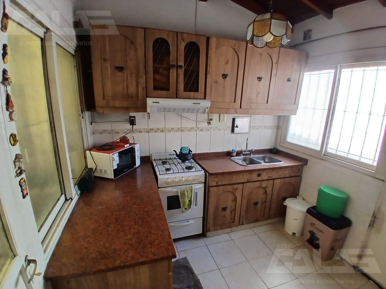 House for Sale in a 3-room apartment complex, with a balcony featuring a grill in Parque Sayago, Castelar Norte