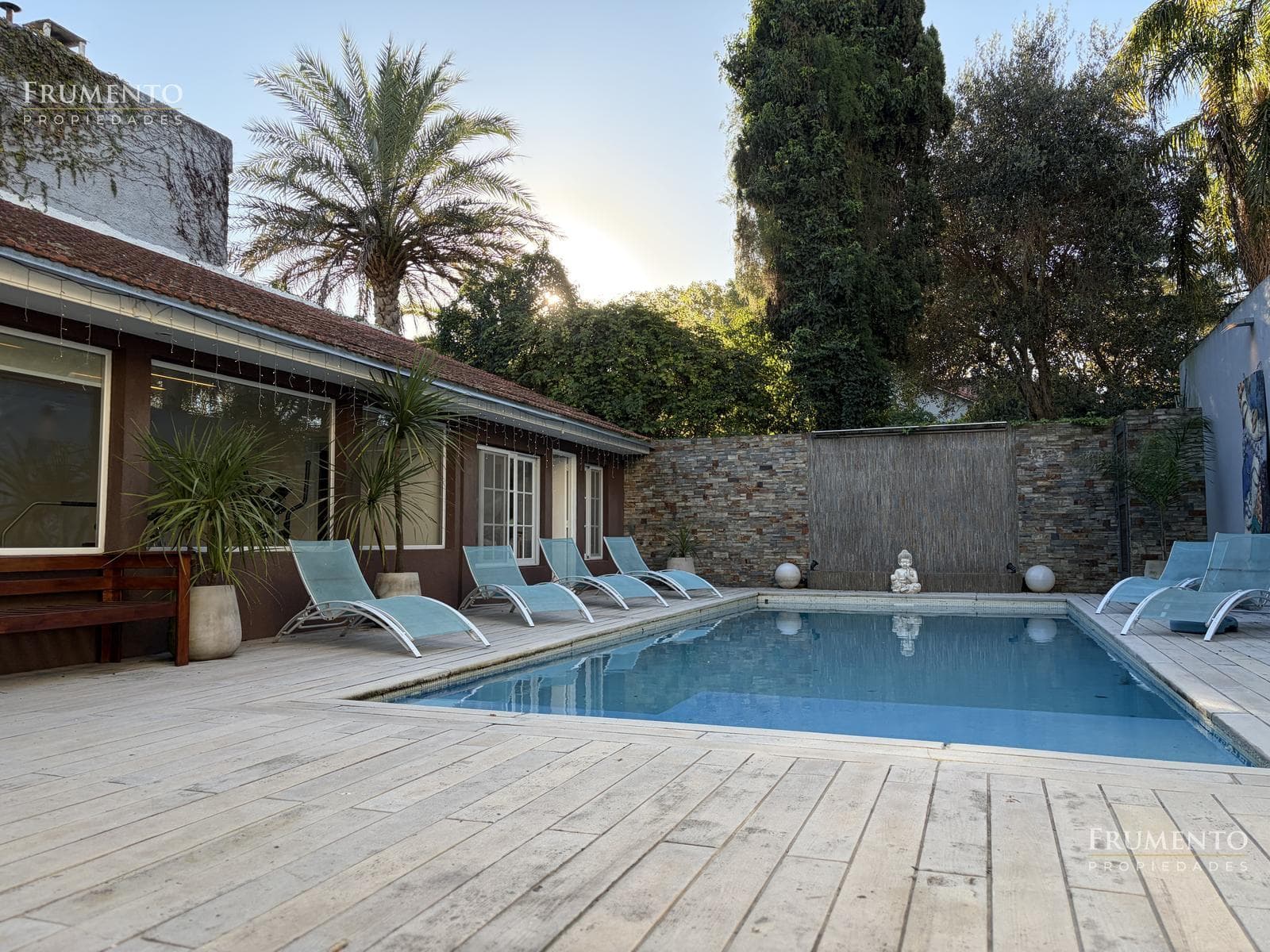 6-ROOM HOUSE WITH A GARDEN AND HEATED POOL IN FLORIDA