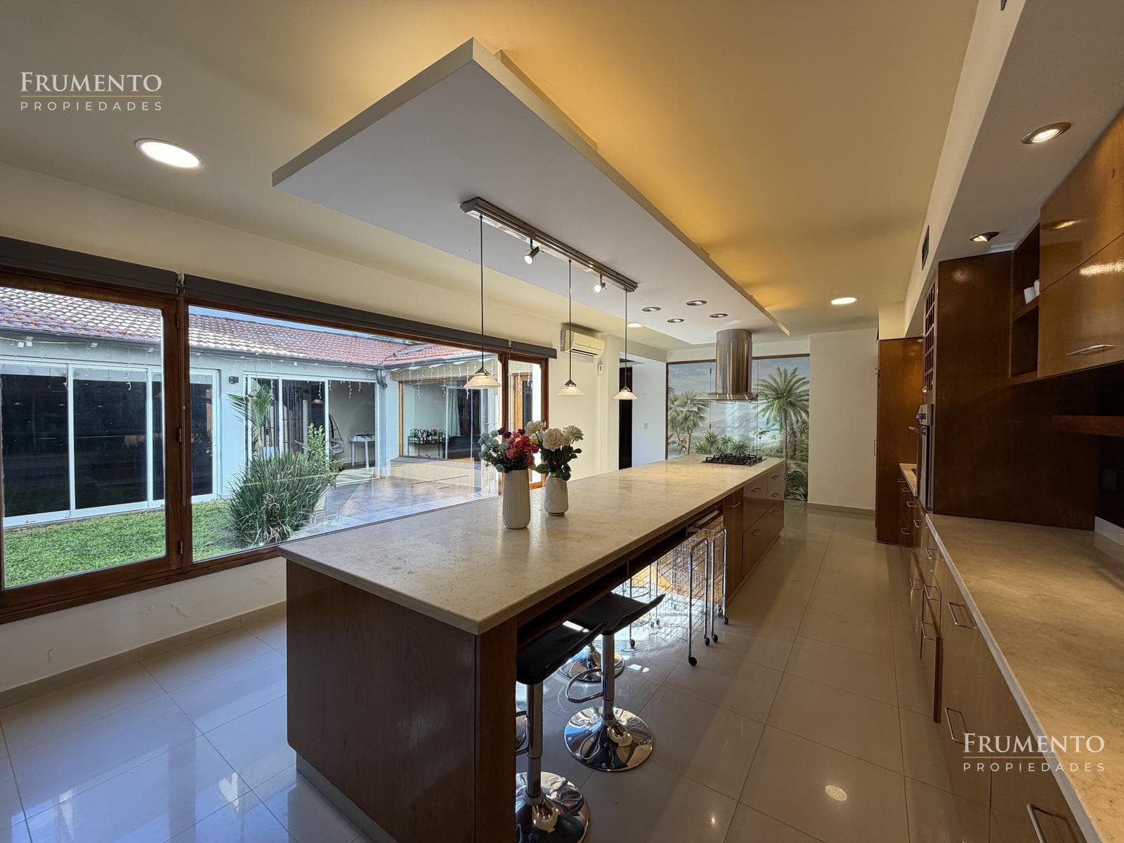 6-ROOM HOUSE WITH A GARDEN AND HEATED POOL IN FLORIDA