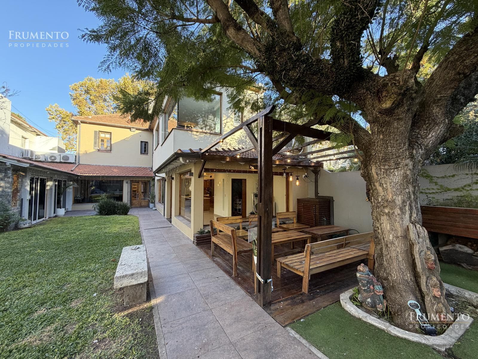 6-ROOM HOUSE WITH A GARDEN AND HEATED POOL IN FLORIDA