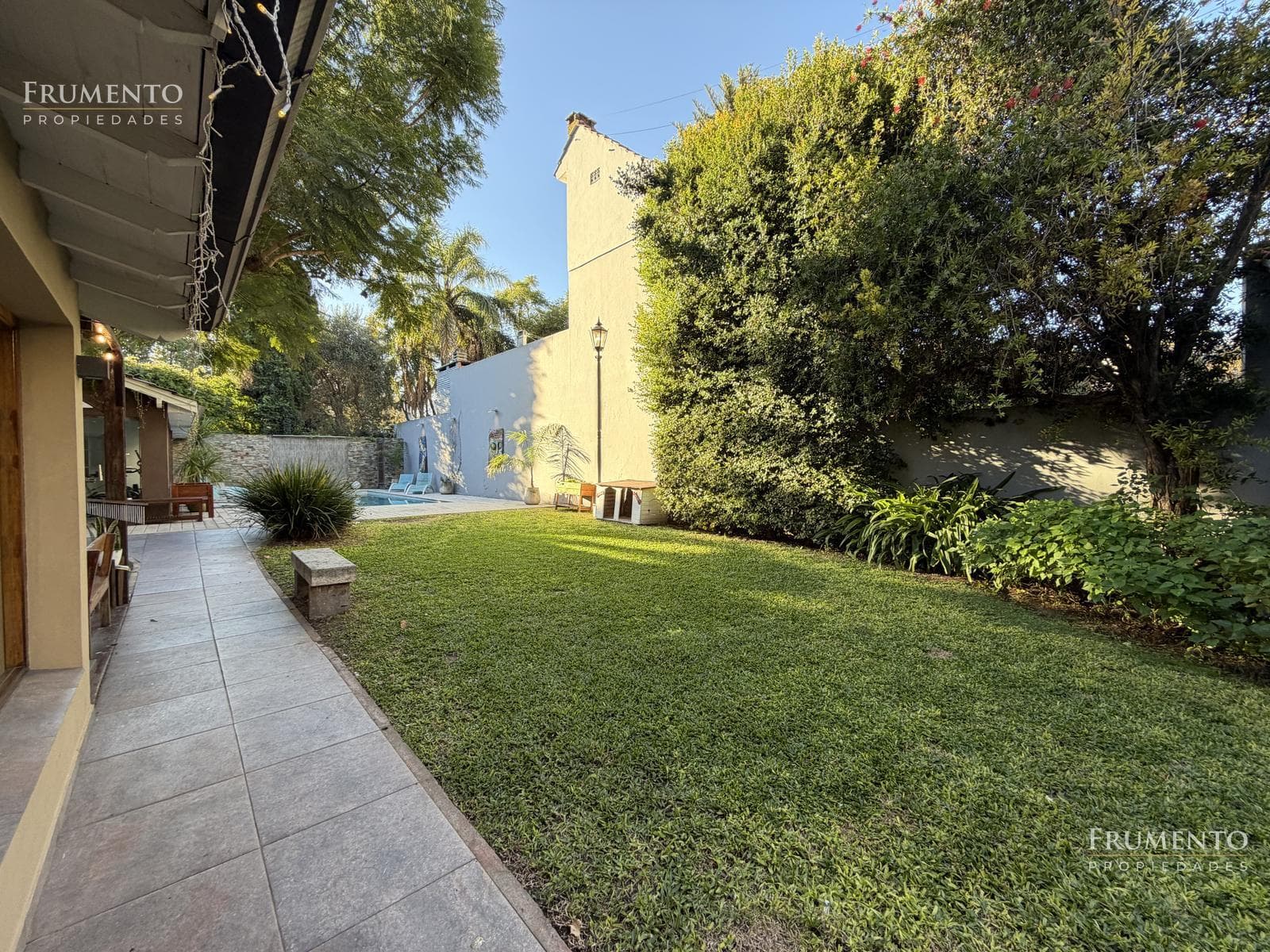 6-ROOM HOUSE WITH A GARDEN AND HEATED POOL IN FLORIDA