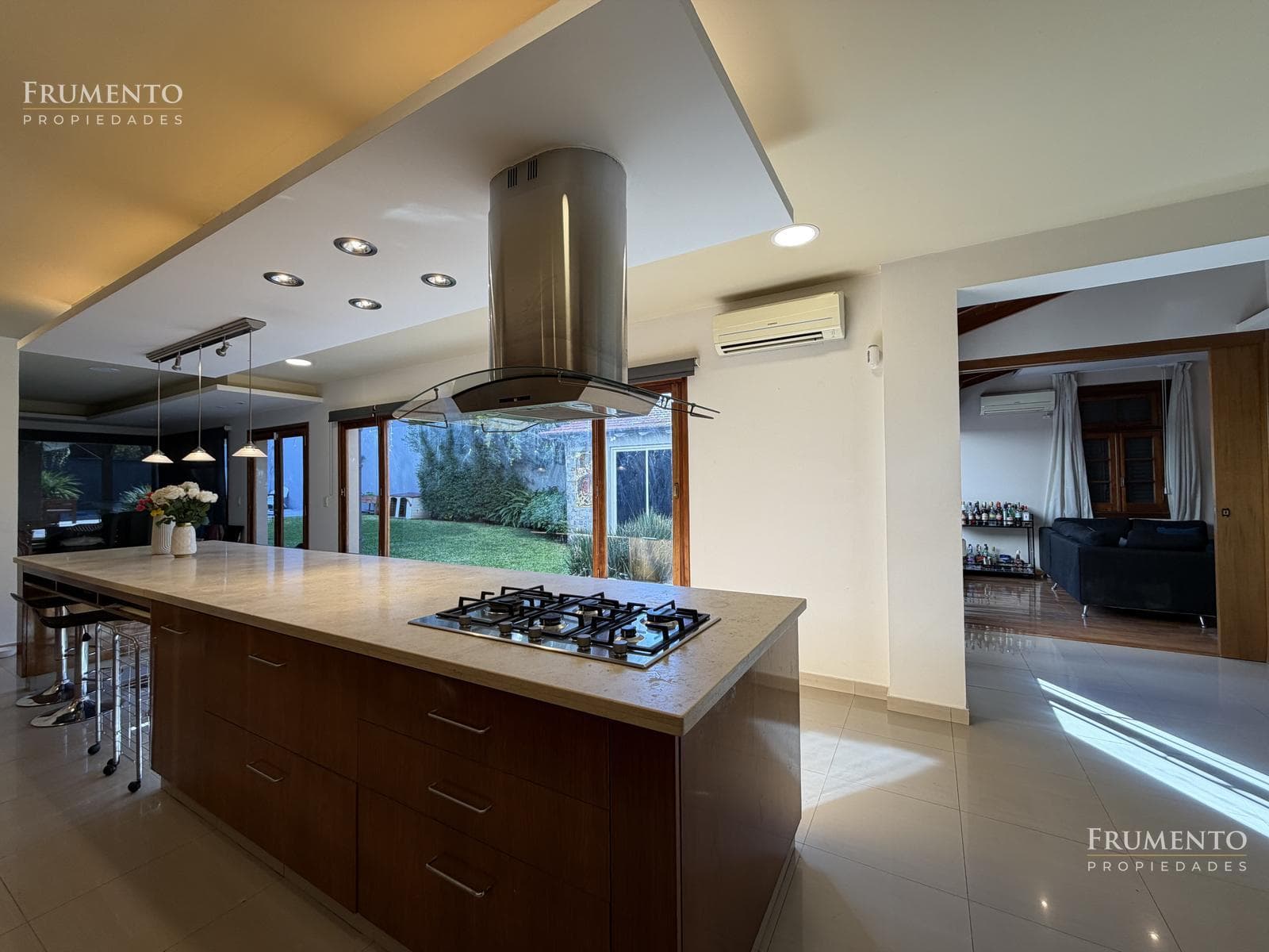 6-ROOM HOUSE WITH A GARDEN AND HEATED POOL IN FLORIDA