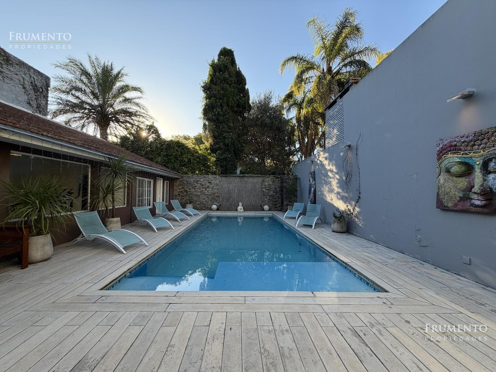 6-ROOM HOUSE WITH A GARDEN AND HEATED POOL IN FLORIDA