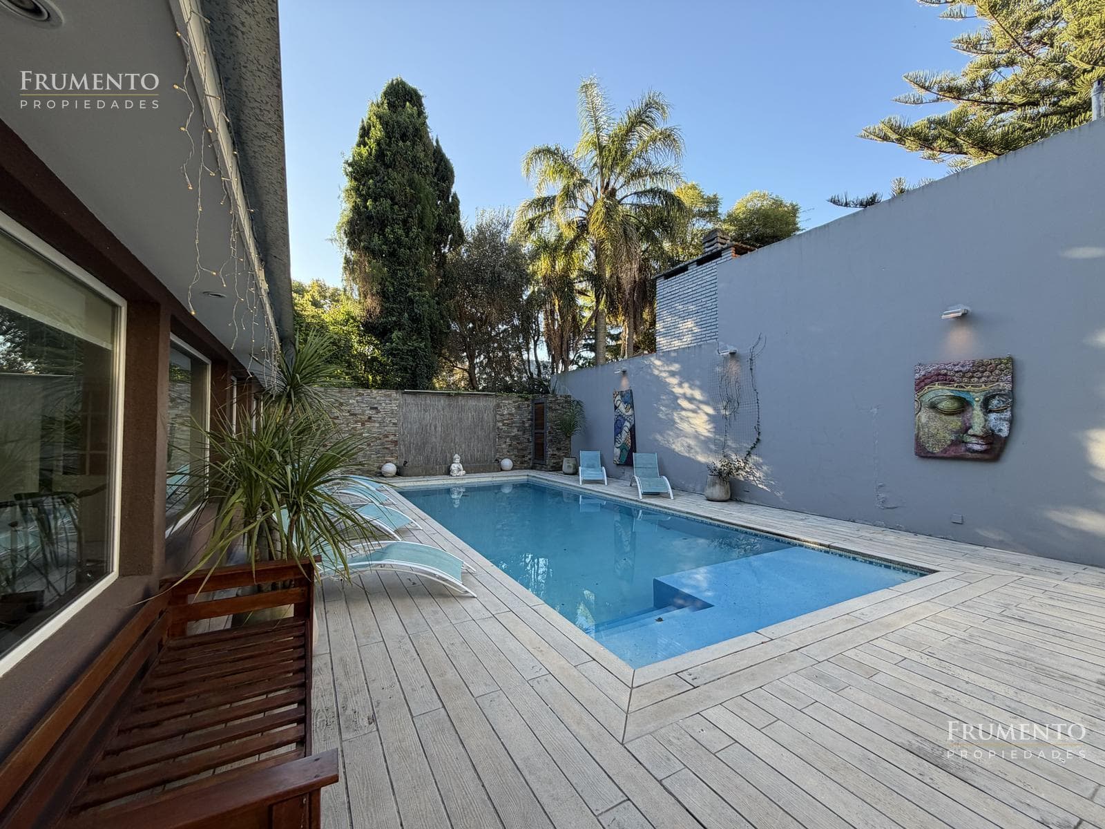 6-ROOM HOUSE WITH A GARDEN AND HEATED POOL IN FLORIDA