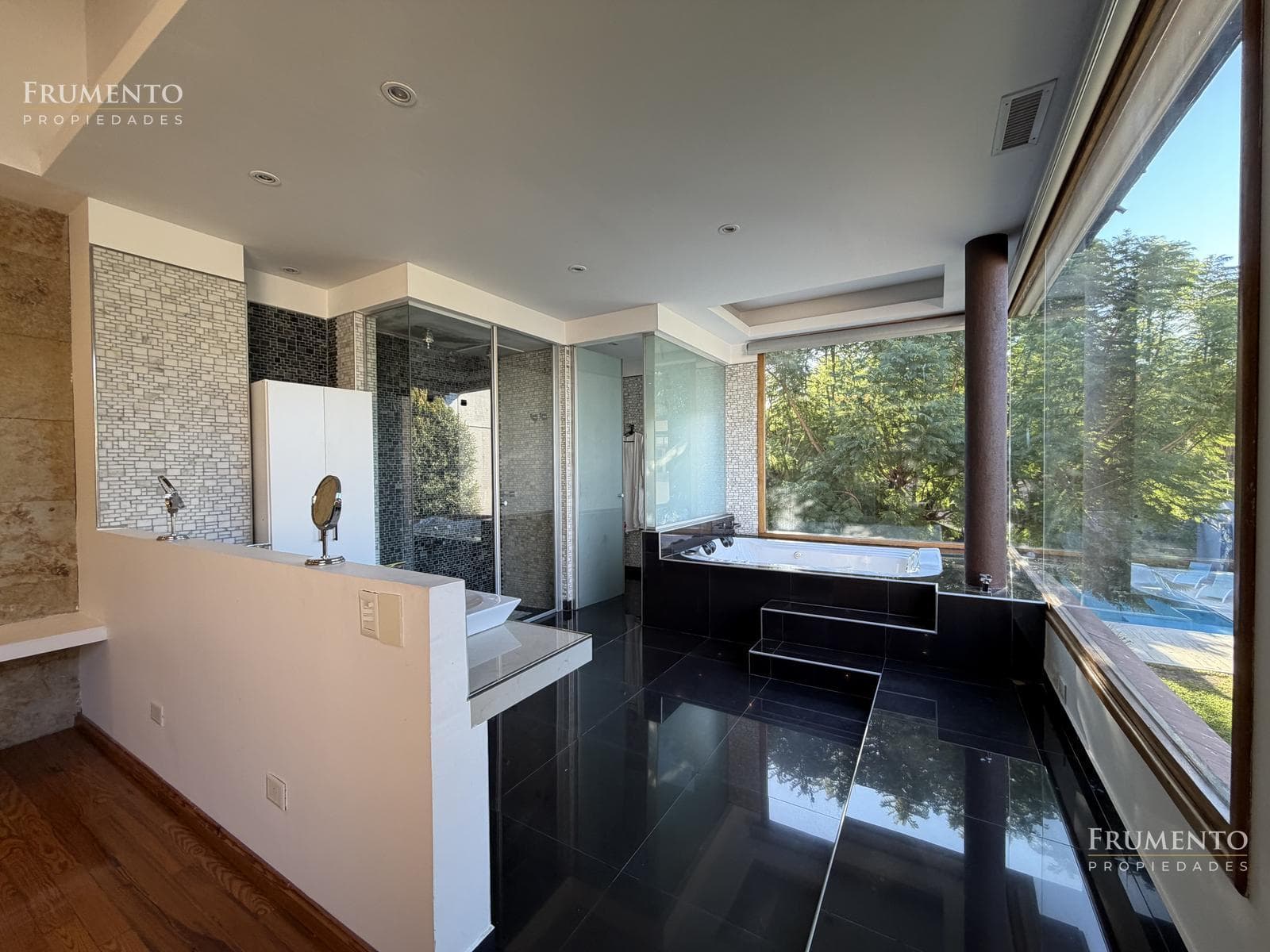 6-ROOM HOUSE WITH A GARDEN AND HEATED POOL IN FLORIDA