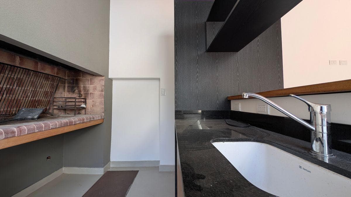 4-ROOM HOUSE, 140 M², FOR SALE WITH A TERRACE, COMPLETELY RENOVATED