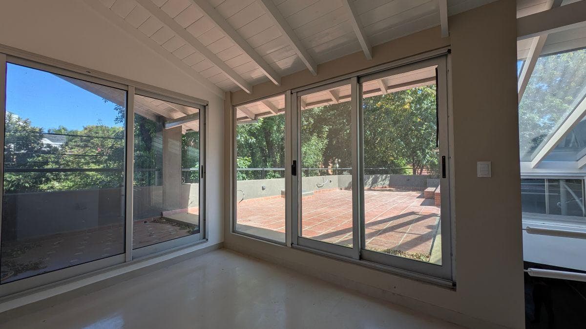 4-ROOM HOUSE, 140 M², FOR SALE WITH A TERRACE, COMPLETELY RENOVATED