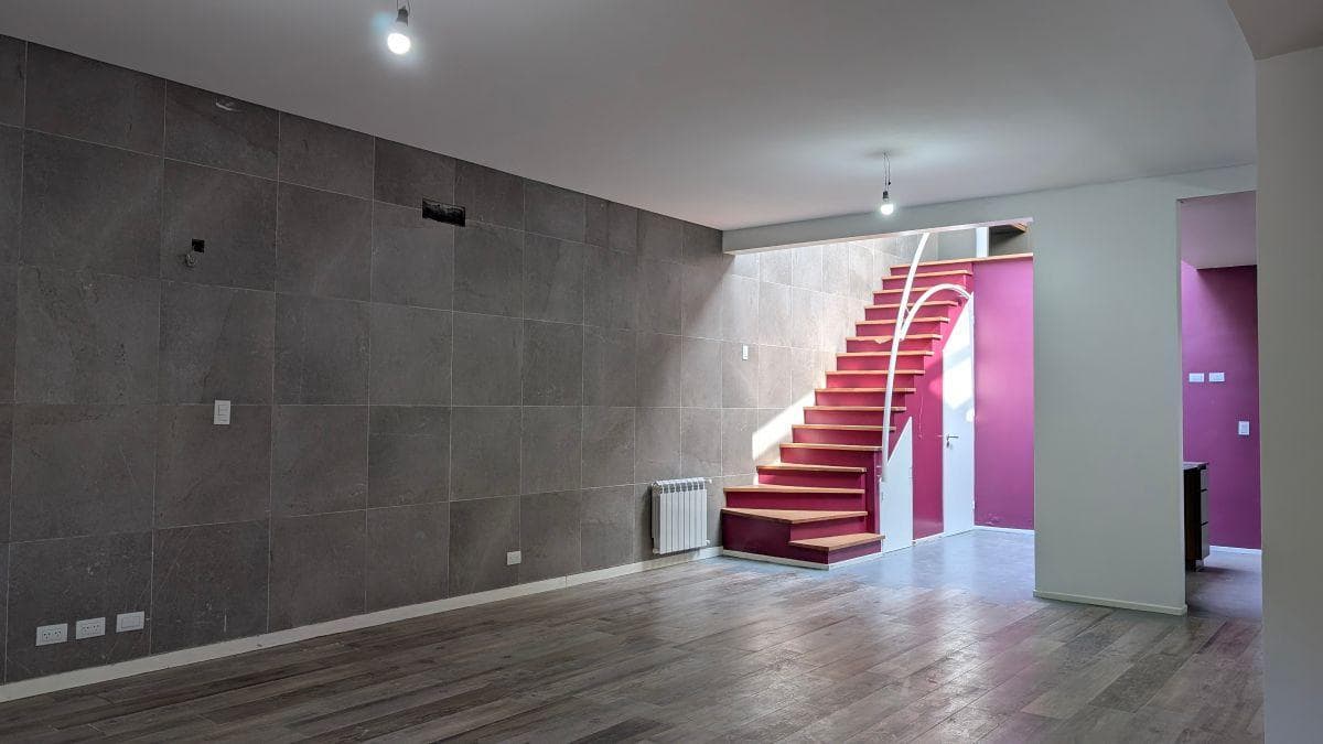 4-ROOM HOUSE, 140 M², FOR SALE WITH A TERRACE, COMPLETELY RENOVATED