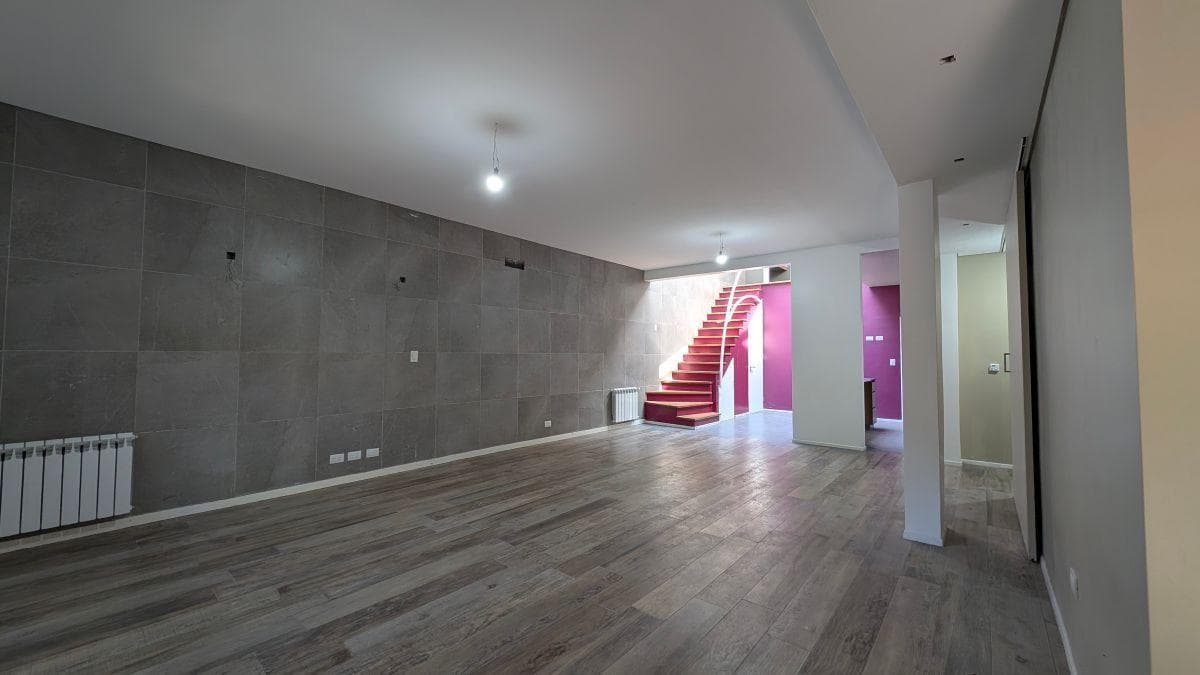 4-ROOM HOUSE, 140 M², FOR SALE WITH A TERRACE, COMPLETELY RENOVATED