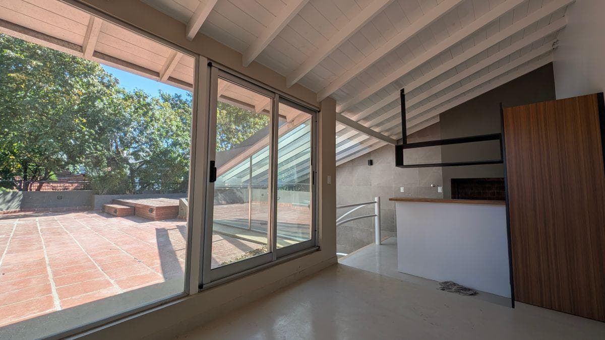 4-ROOM HOUSE, 140 M², FOR SALE WITH A TERRACE, COMPLETELY RENOVATED