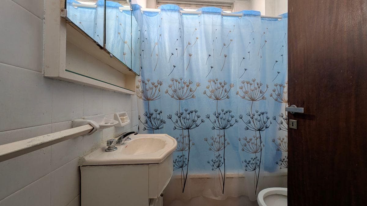 SPACIOUS 2-ROOM APARTMENT WITH A BALCONY, STORAGE ROOM, AND SHARED TERRACE IN FLORIDA