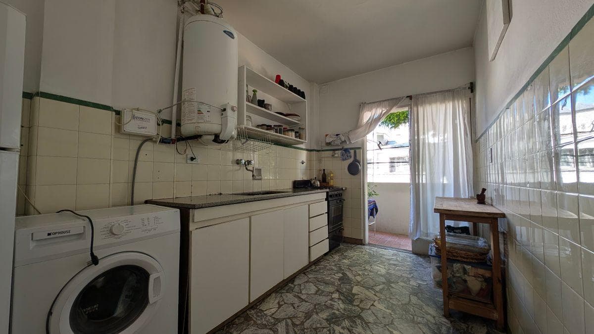 SPACIOUS 2-ROOM APARTMENT WITH A BALCONY, STORAGE ROOM, AND SHARED TERRACE IN FLORIDA