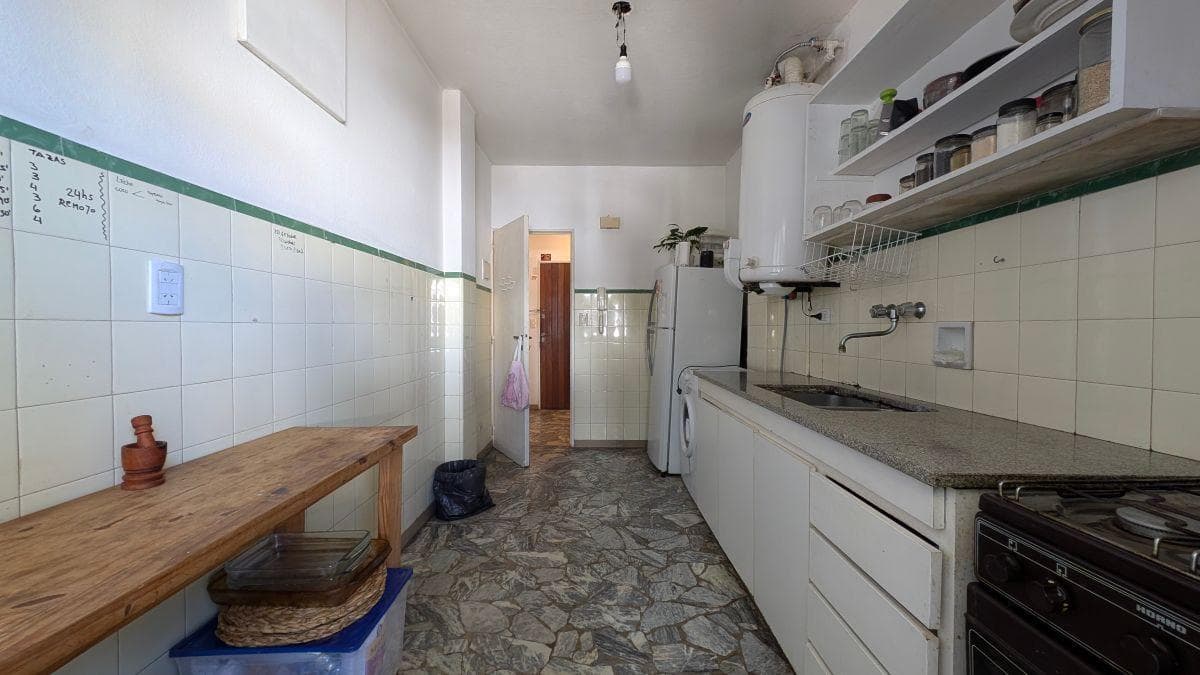 SPACIOUS 2-ROOM APARTMENT WITH A BALCONY, STORAGE ROOM, AND SHARED TERRACE IN FLORIDA