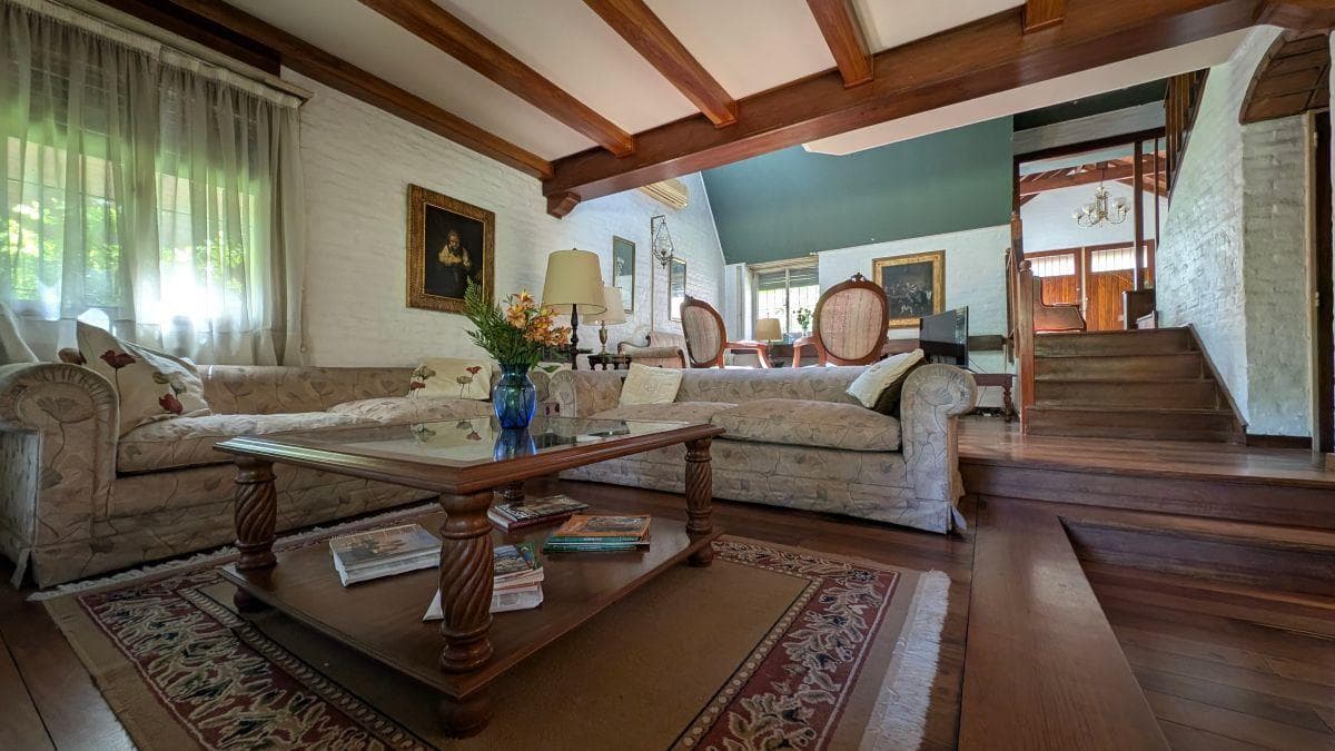 Chalet with 934 m² of land, garden and pool in Barrancas de San Isidro.