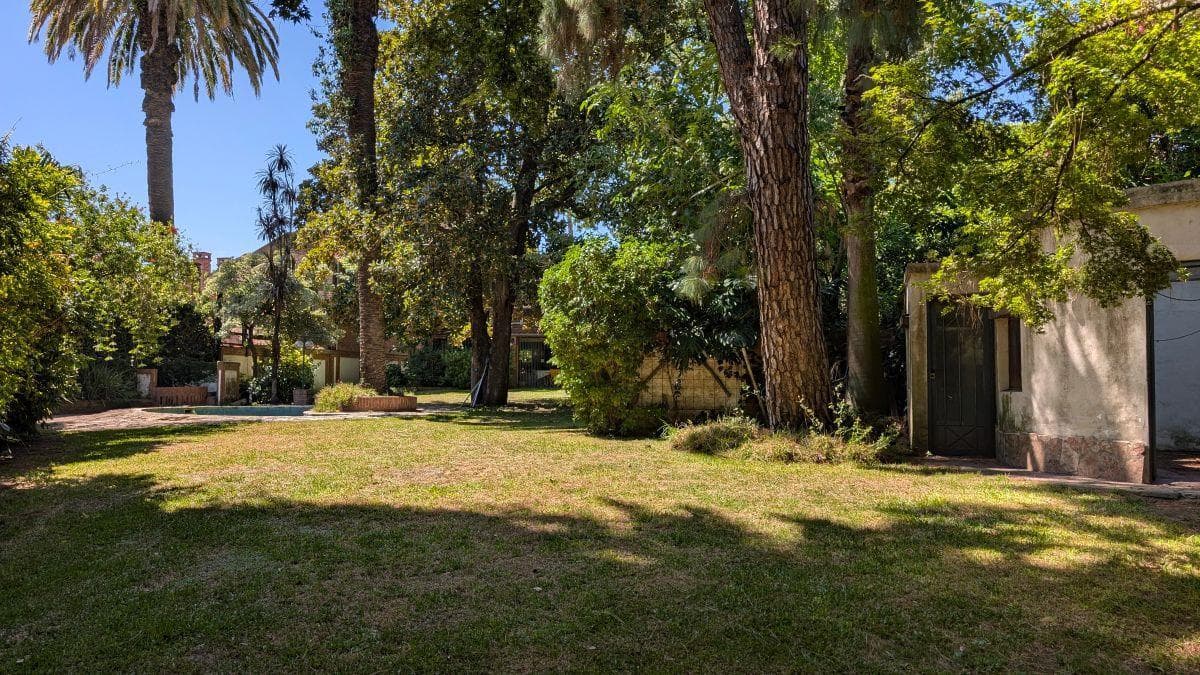 Chalet with 934 m² of land, garden and pool in Barrancas de San Isidro.
