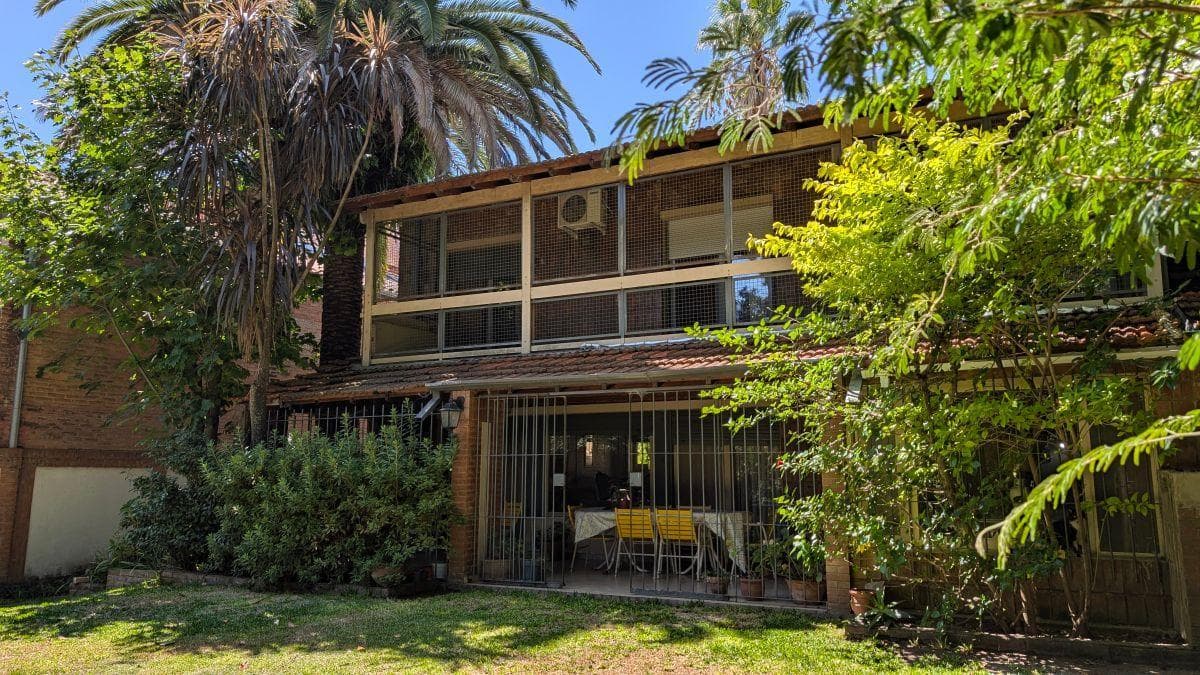 Chalet with 934 m² of land, garden and pool in Barrancas de San Isidro.