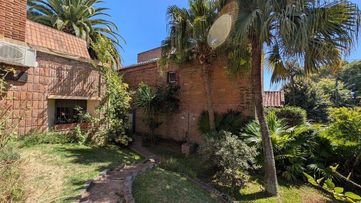 Chalet with 934 m² of land, garden and pool in Barrancas de San Isidro.