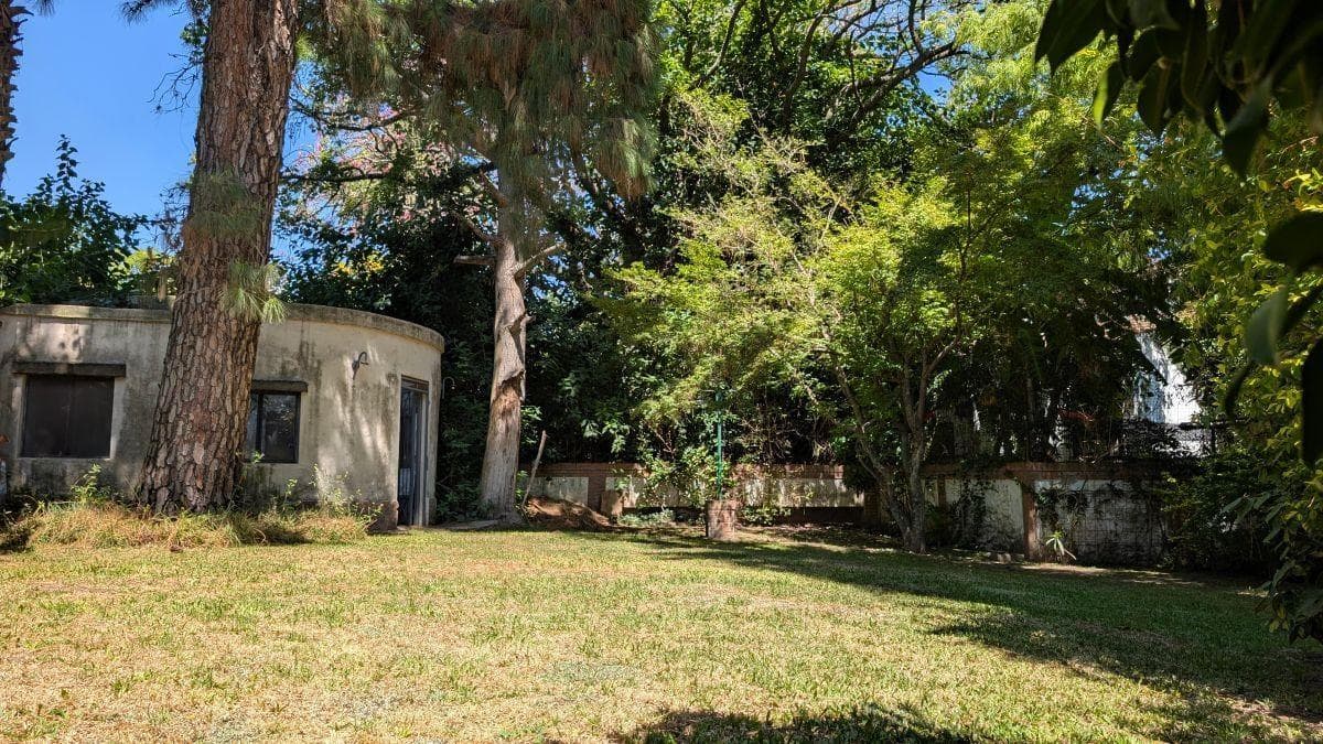 Chalet with 934 m² of land, garden and pool in Barrancas de San Isidro.