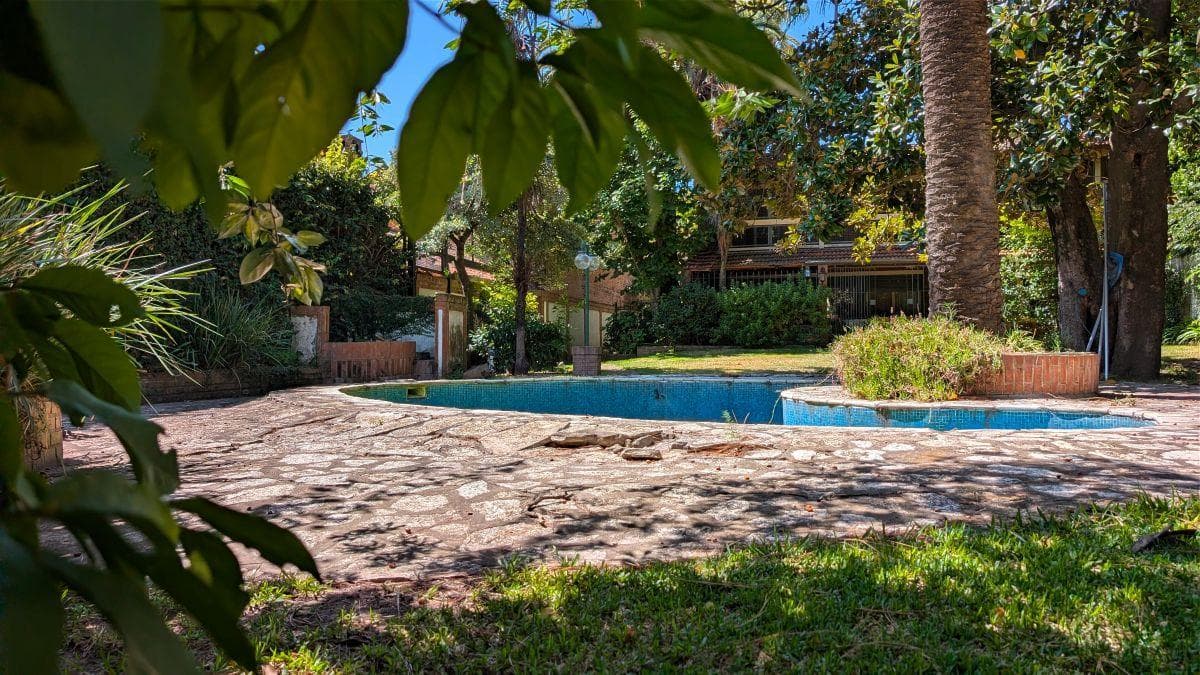 Chalet with 934 m² of land, garden and pool in Barrancas de San Isidro.