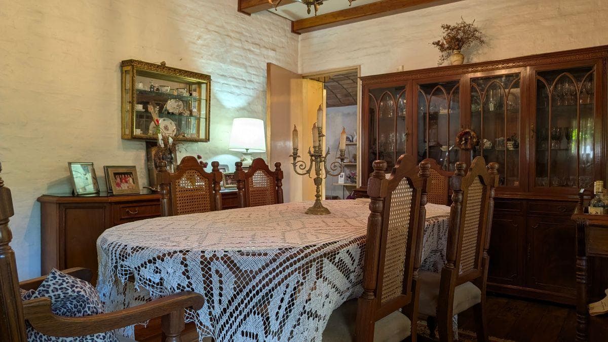 Chalet with 934 m² of land, garden and pool in Barrancas de San Isidro.