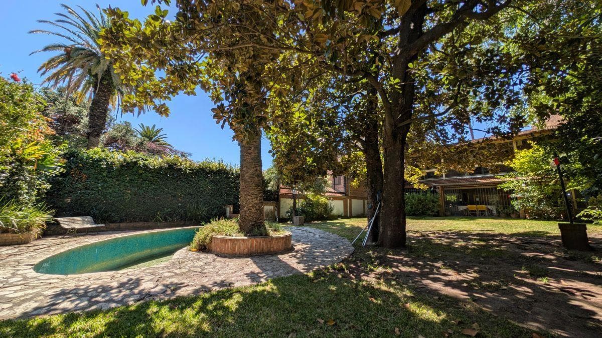Chalet with 934 m² of land, garden and pool in Barrancas de San Isidro.