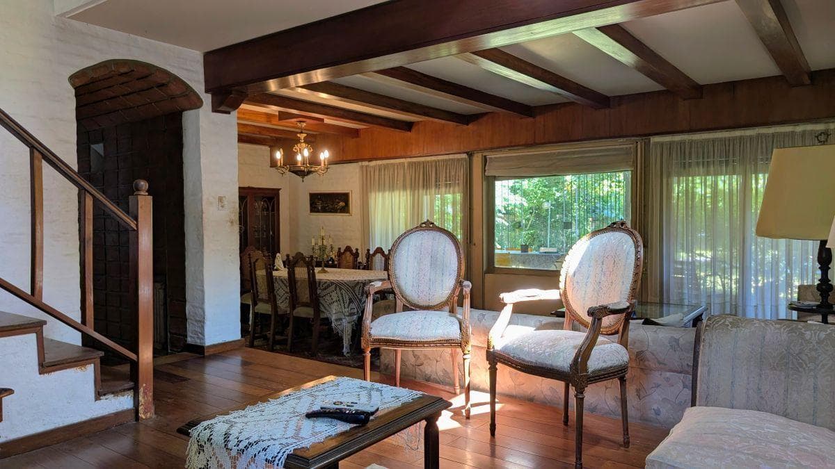 Chalet with 934 m² of land, garden and pool in Barrancas de San Isidro.
