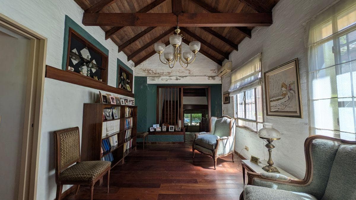 Chalet with 934 m² of land, garden and pool in Barrancas de San Isidro.