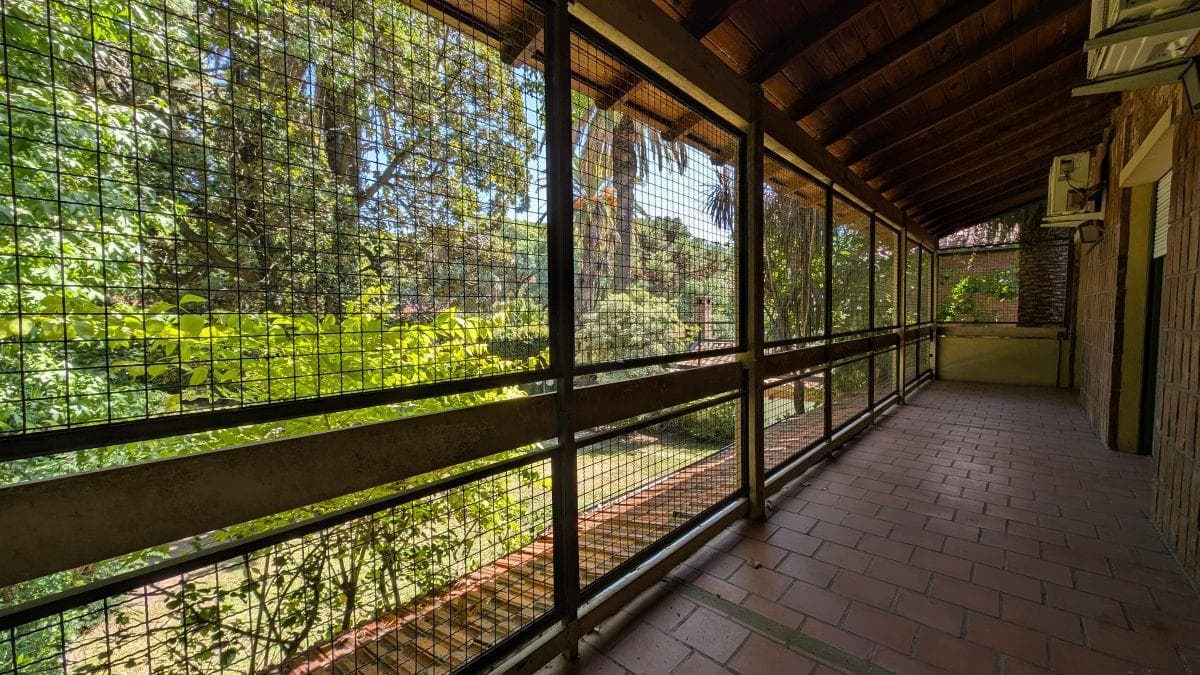 Chalet with 934 m² of land, garden and pool in Barrancas de San Isidro.