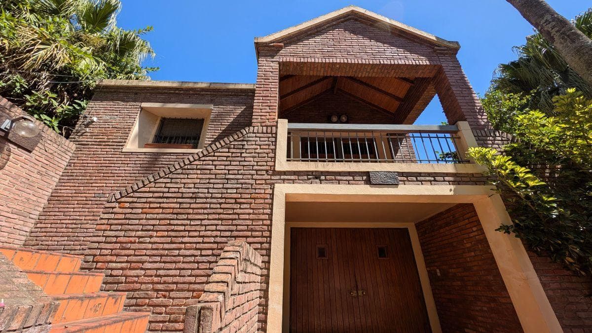 Chalet with 934 m² of land, garden and pool in Barrancas de San Isidro.