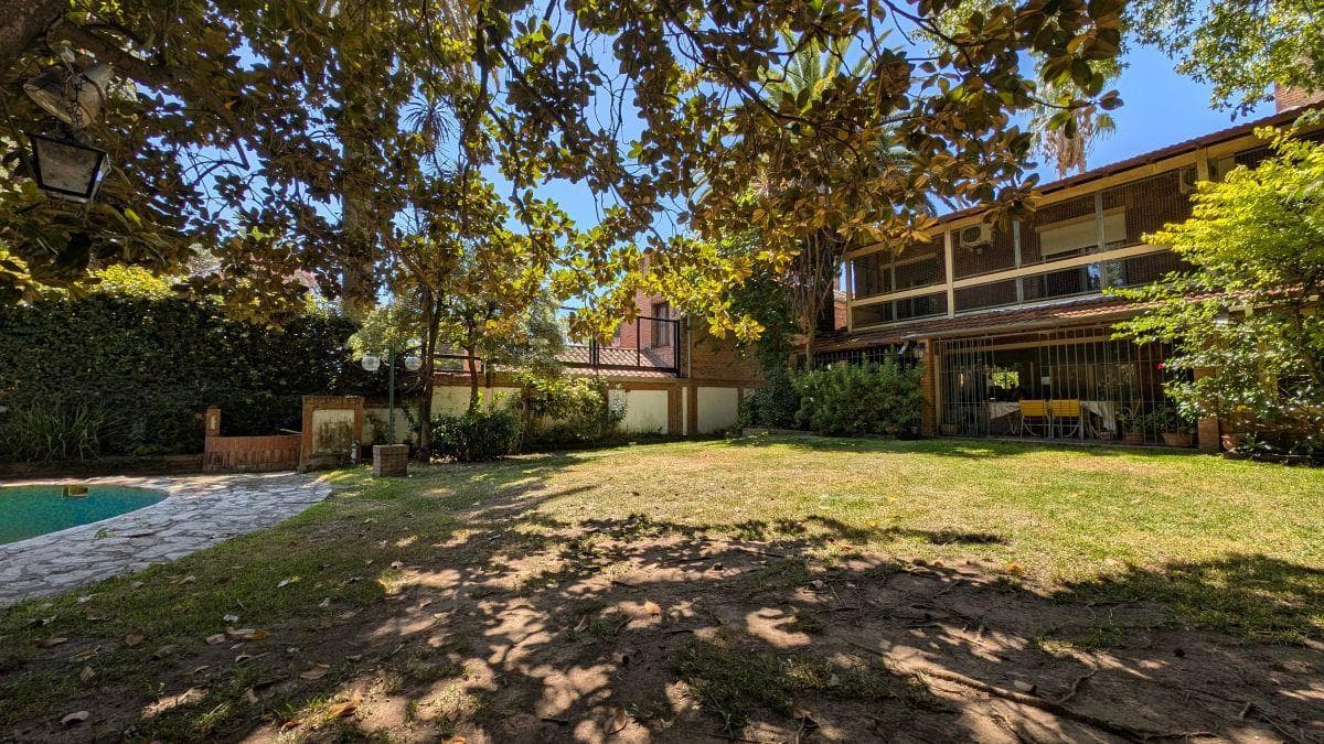 Chalet with 934 m² of land, garden and pool in Barrancas de San Isidro.