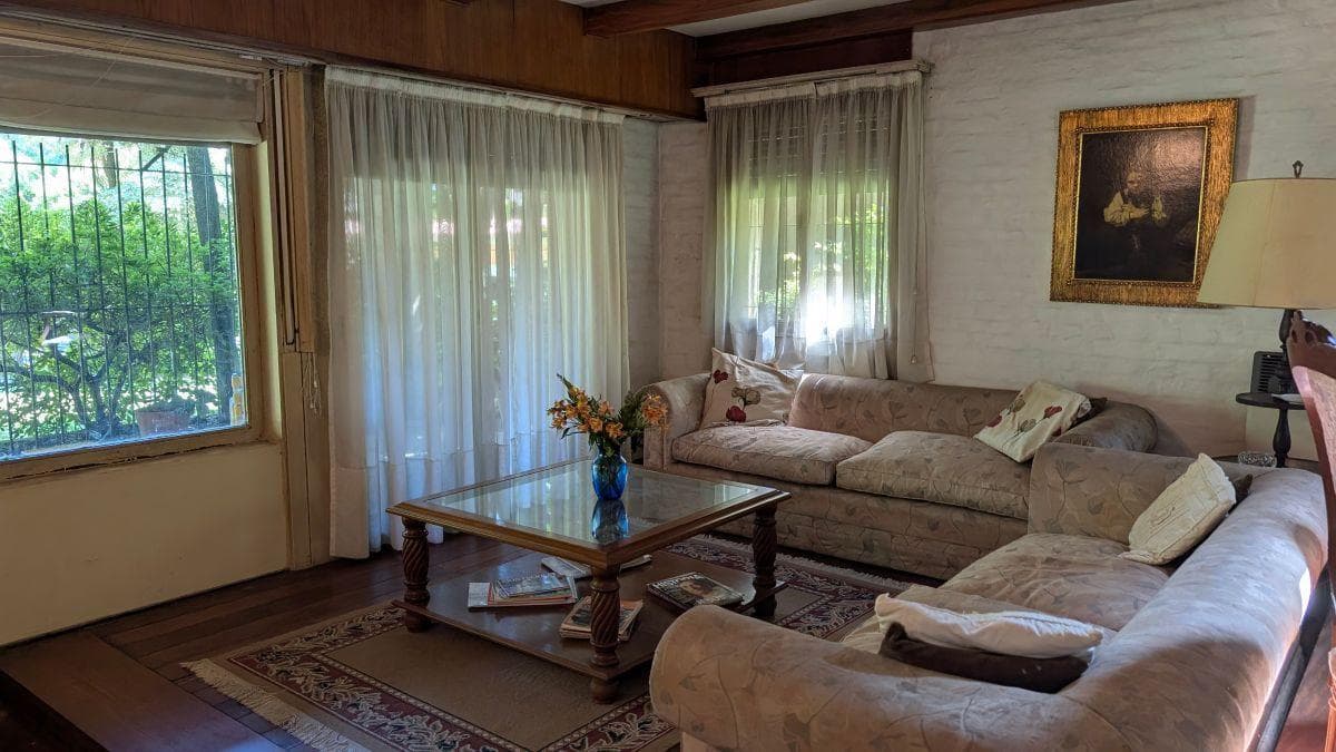 Chalet with 934 m² of land, garden and pool in Barrancas de San Isidro.