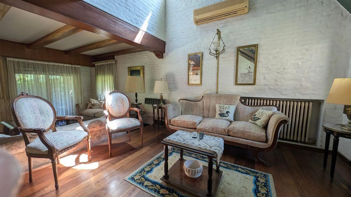 Chalet with 934 m² of land, garden and pool in Barrancas de San Isidro.