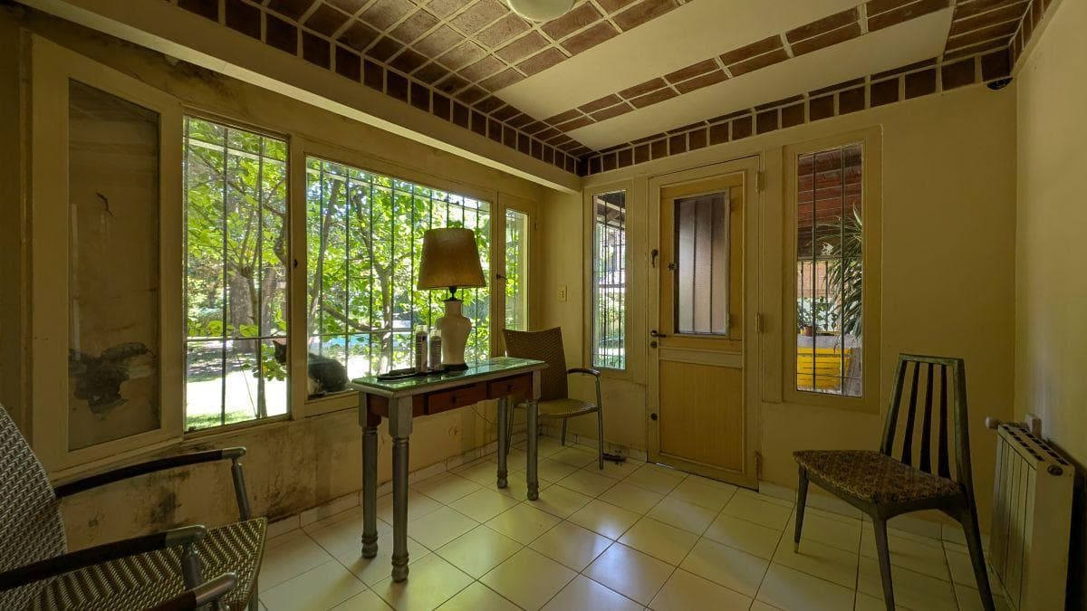 Chalet with 934 m² of land, garden and pool in Barrancas de San Isidro.