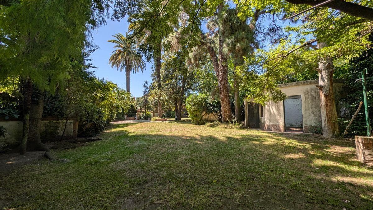 Chalet with 934 m² of land, garden and pool in Barrancas de San Isidro.