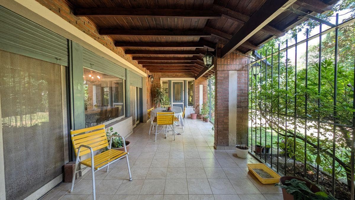 Chalet with 934 m² of land, garden and pool in Barrancas de San Isidro.