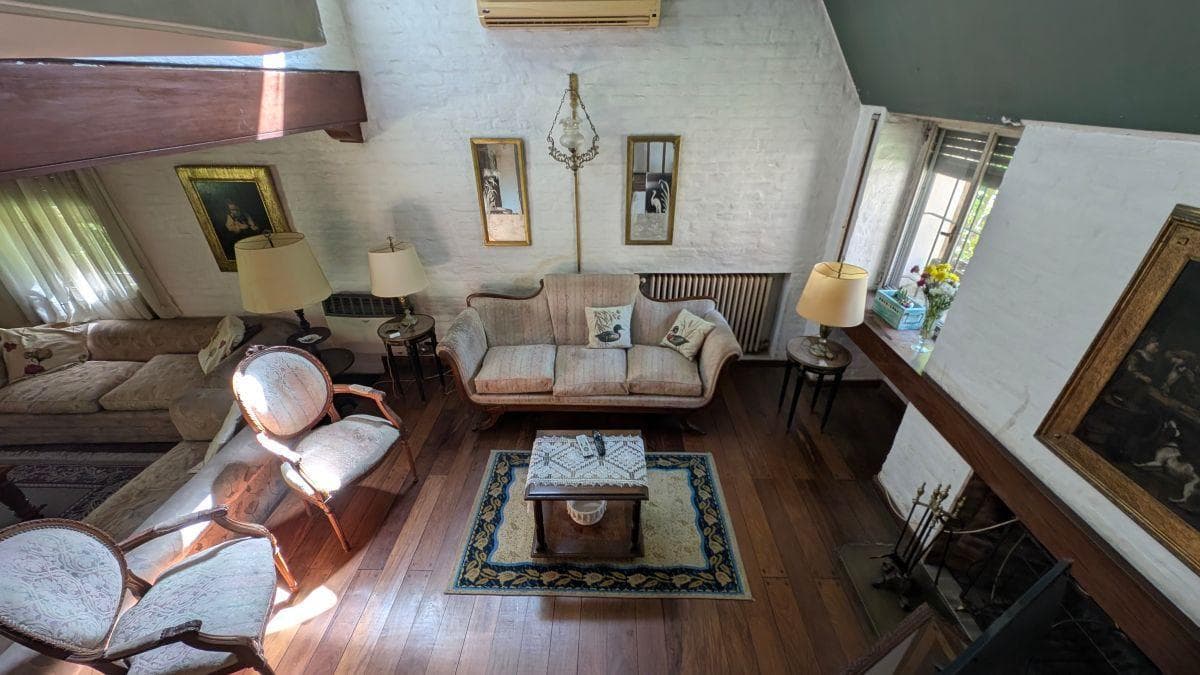 Chalet with 934 m² of land, garden and pool in Barrancas de San Isidro.