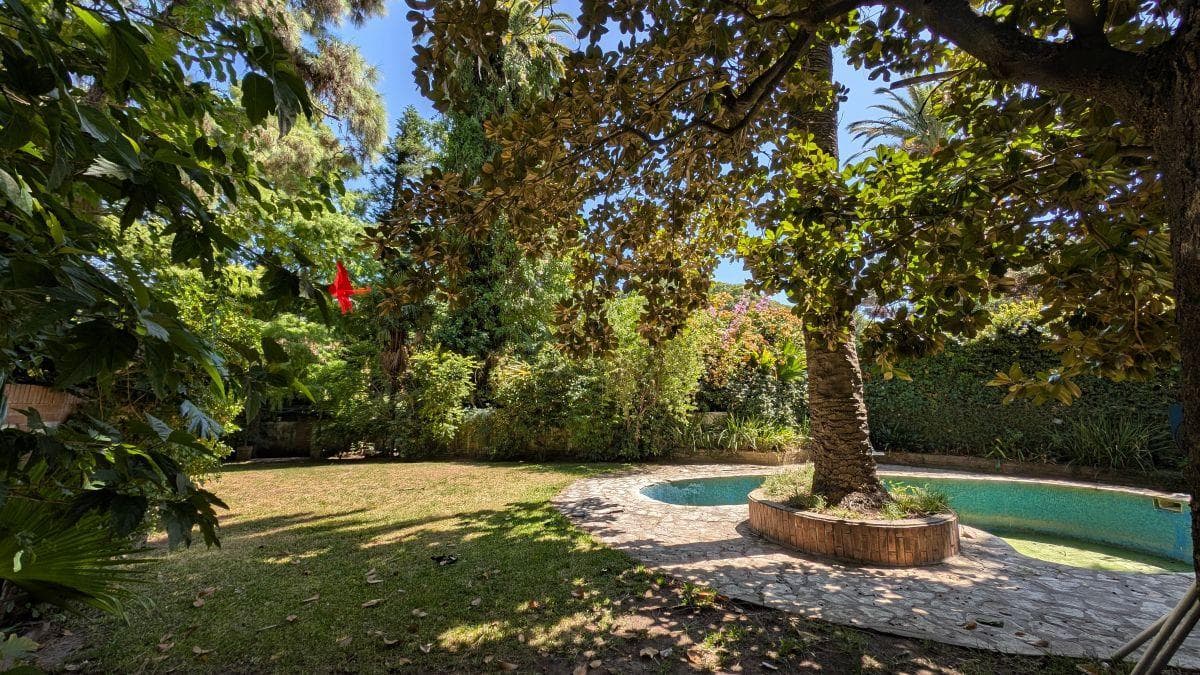 Chalet with 934 m² of land, garden and pool in Barrancas de San Isidro.