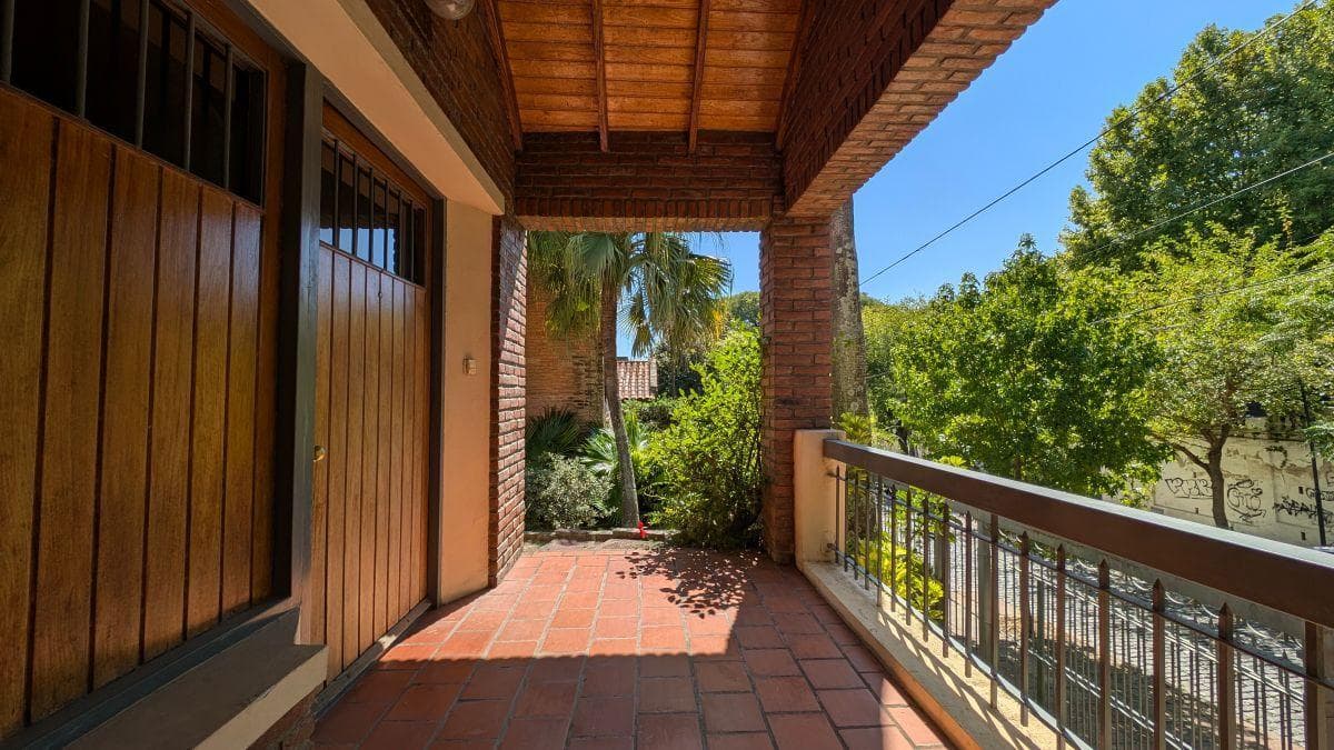 Chalet with 934 m² of land, garden and pool in Barrancas de San Isidro.