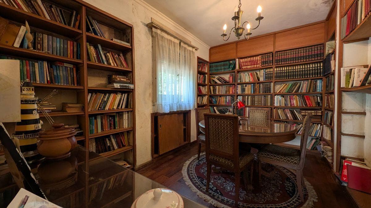 Chalet with 934 m² of land, garden and pool in Barrancas de San Isidro.