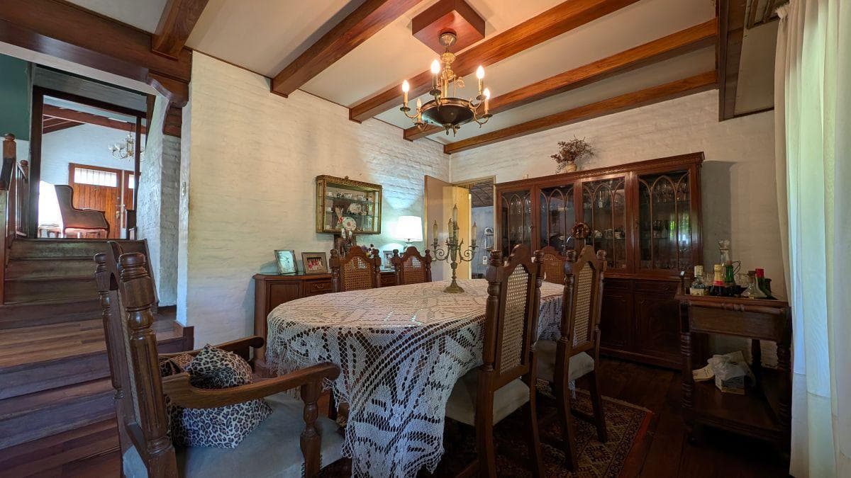 Chalet with 934 m² of land, garden and pool in Barrancas de San Isidro.