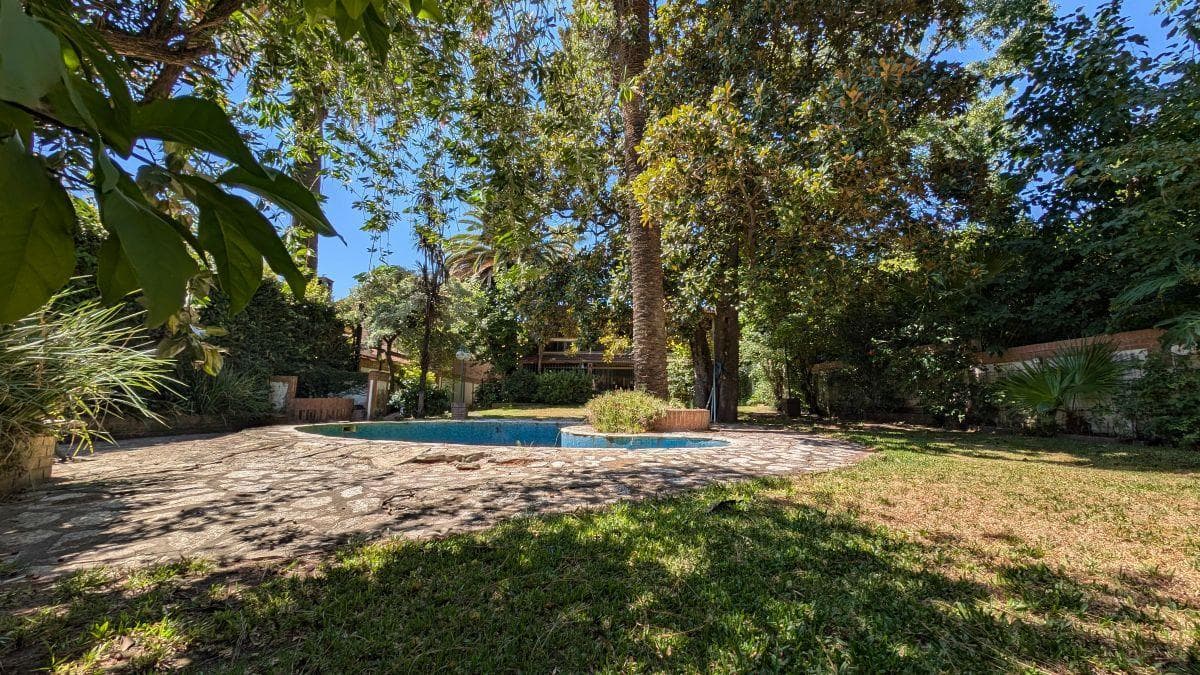 Chalet with 934 m² of land, garden and pool in Barrancas de San Isidro.
